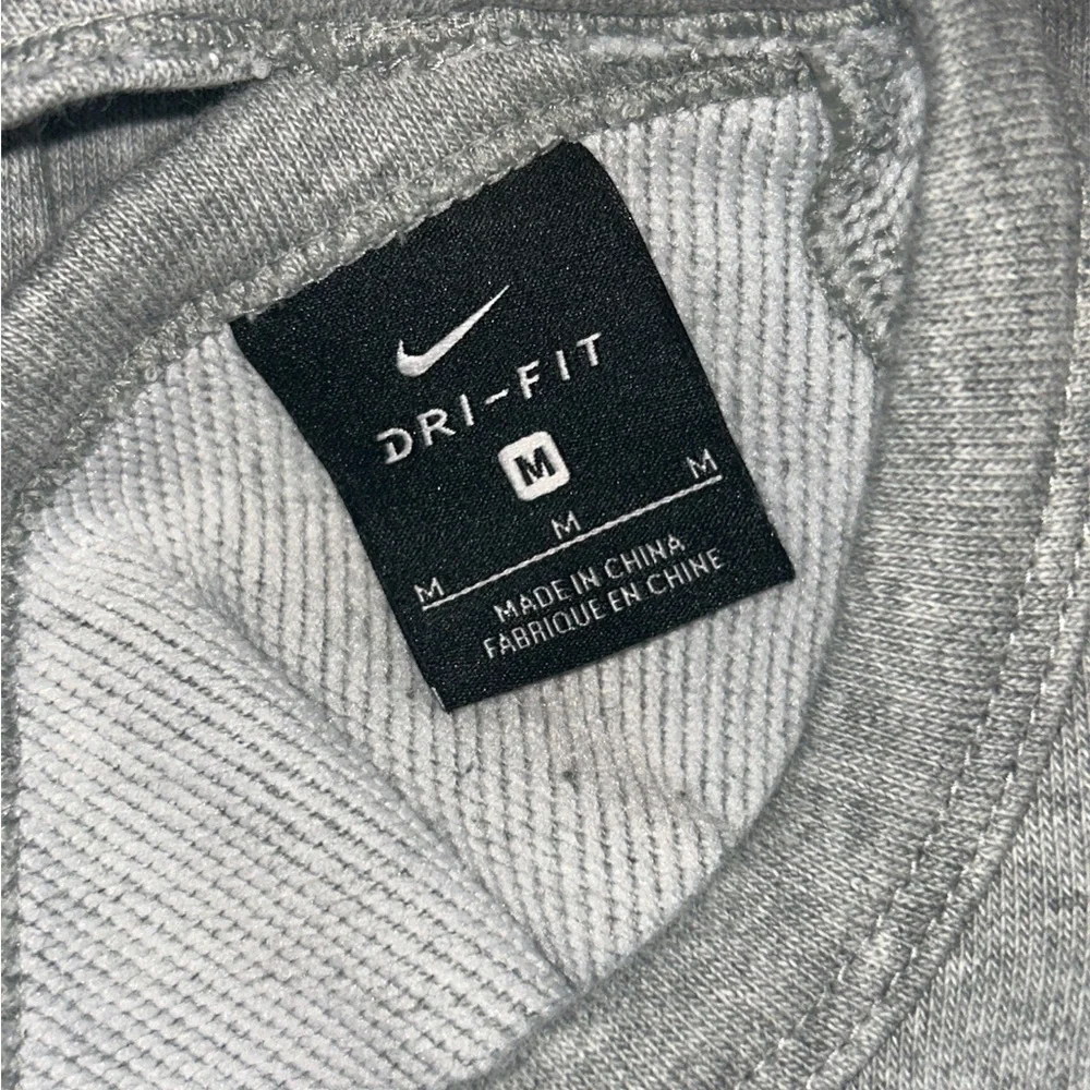 Nike DRI-Fit Gray Crew Neck Sweater Soft Knit Relaxed Fit - Picture 4 of 7